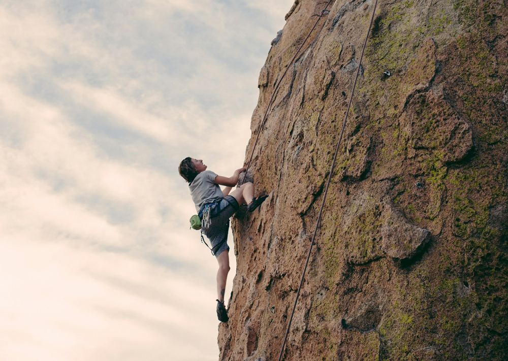 Mensch klettert an Steilwand hoch