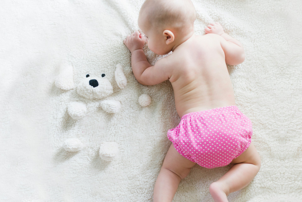 Baby bewegt sich auf Bauch - Foto von Picsea