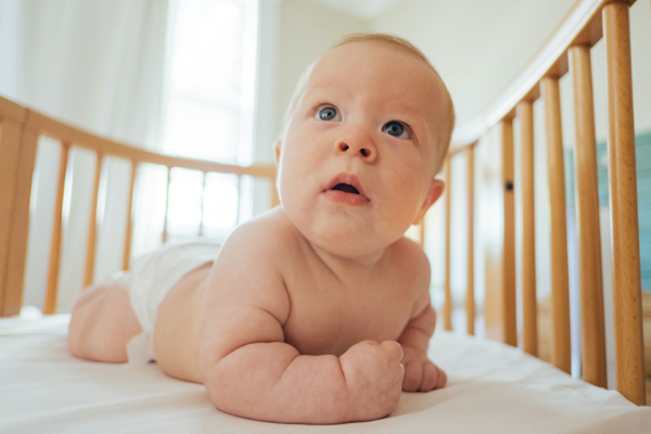 Baby auf Bauch stützt auf Ellbogen - Foto von Paul Hanaoka