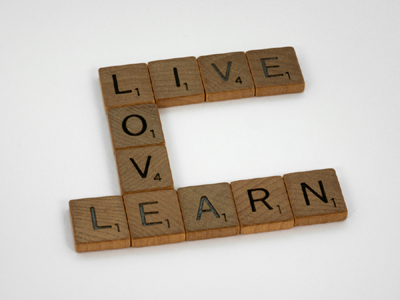 Scrabble "Live Love Learn"... "Leben Lieben Lernen" - Photo von Brett Jordan