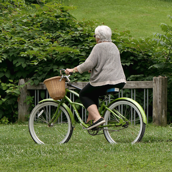 Seniorin auf Fahrrad - Foto von Patti Black