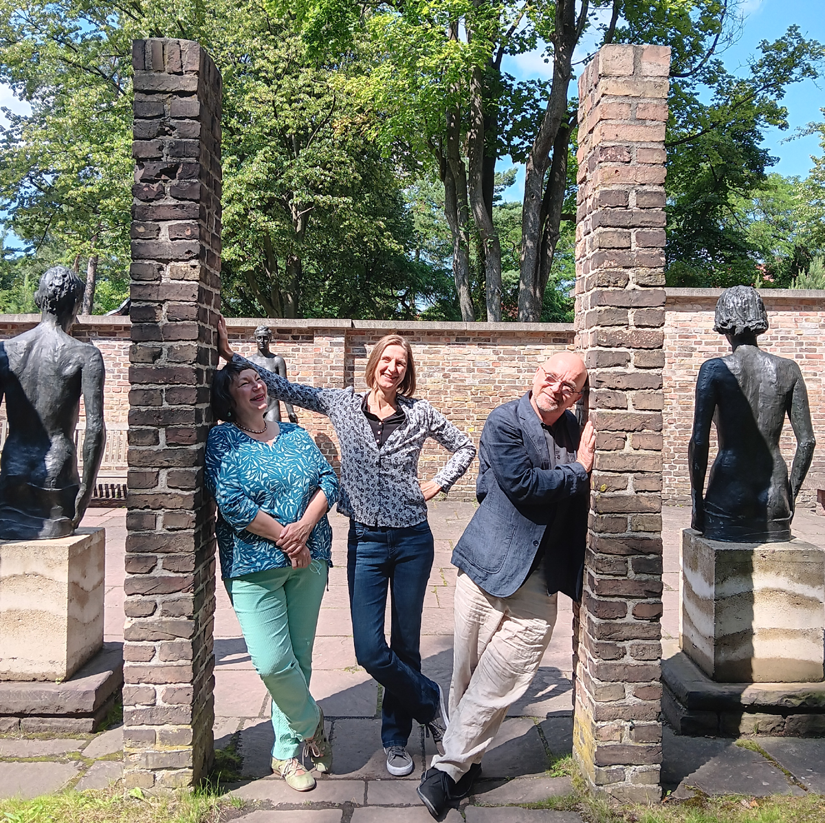 Der Vorstand des Feldenkrais Berlin e.V. auf dem Gelände des Georg Kolbe Museums in Berlin (von rechts nach links: Dirk, Ulla, Dagmar) - mit freundlicher Genehmigung