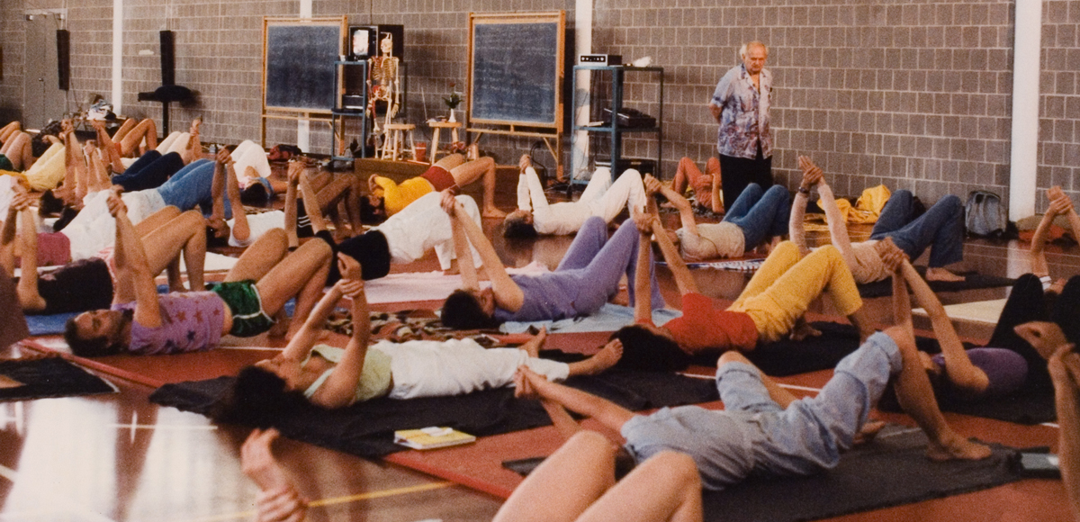 Moshé Feldenkrais unterrichtet eine Lektion in Bewusstheit durch Bewegung - Foto Jerry Karzen©, International Feldenkrais® Federation Archive